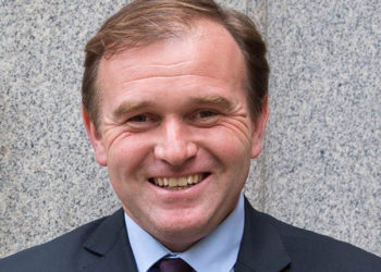 Le navi dell'Unione europea non potranno più effettuare la pesca elettrica nelle acque del Regno Unito dopo la Brexit, lo ha annunciato il ministro della pesca britannico George Eustice