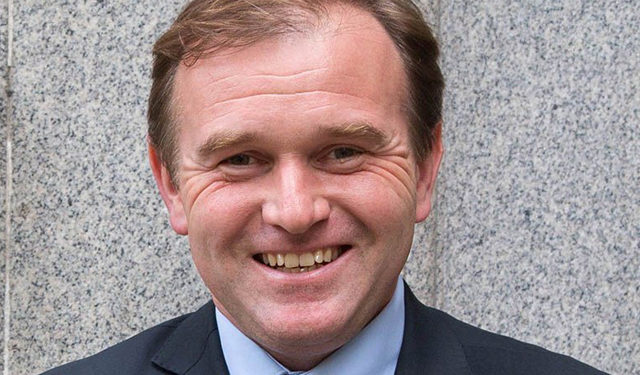 Le navi dell'Unione europea non potranno più effettuare la pesca elettrica nelle acque del Regno Unito dopo la Brexit, lo ha annunciato il ministro della pesca britannico George Eustice