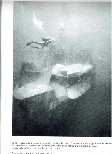 Il relitto Kent avvolto dalle reti subito dopo il suo affondamento