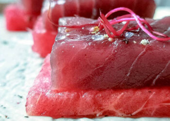 Mangiare tonno crudo