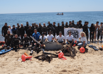 A pesca di rifiuti nella Baia di Agumu in Sardegna