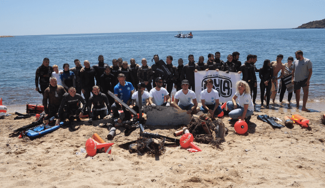 A pesca di rifiuti nella Baia di Agumu in Sardegna