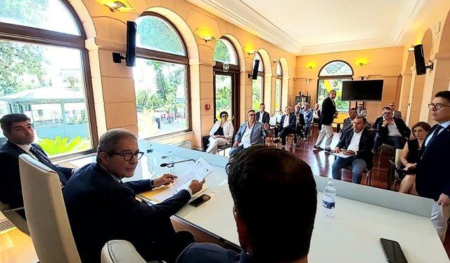 Musumeci riunisce marinerie: "A breve pagamento contributi per il settore"