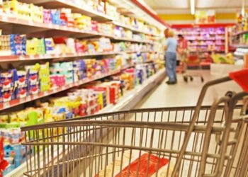 Carrello della spesa in lieve calo a giugno