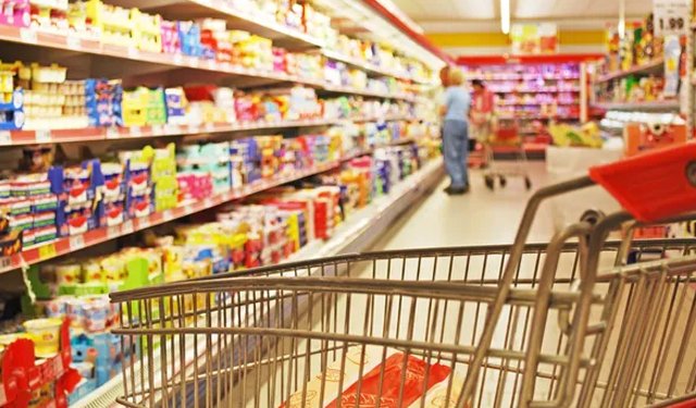 Carrello della spesa in lieve calo a giugno