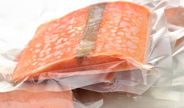 Pesce si, ma non in confezioni di plastica