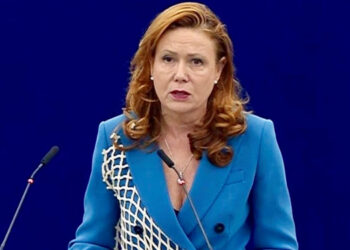 Conte porta rete da pesca a strascico nel Parlamento Ue