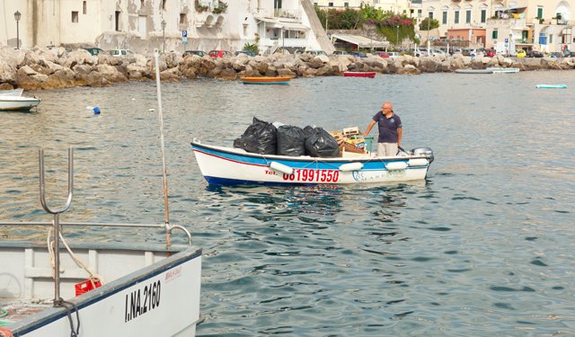 La bussola. Operatori della pesca al centro della transizione verso l’economia circolare del mare
