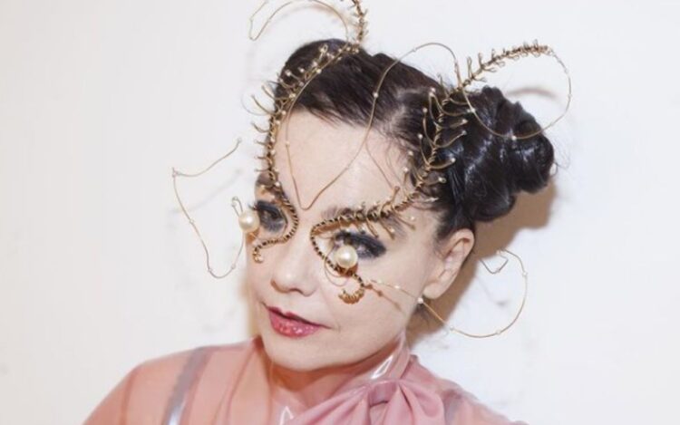 Björk canta per dire "no" agli allevamenti in mare aperto