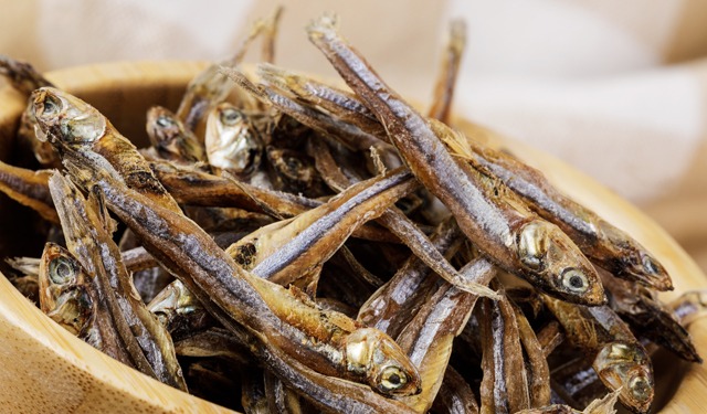 Il mercato del pesce congelato, essiccato e affumicato