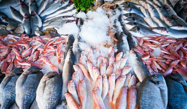 Dal banco assistito al libero servizio: l’evoluzione del pesce nei supermercati