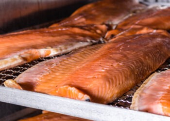 Salmone affumicato italiano: eccellenza, qualità e sostenibilità