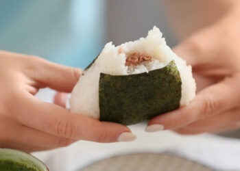 Onigiri: nuova tendenza che dà impulso al consumo di pesce