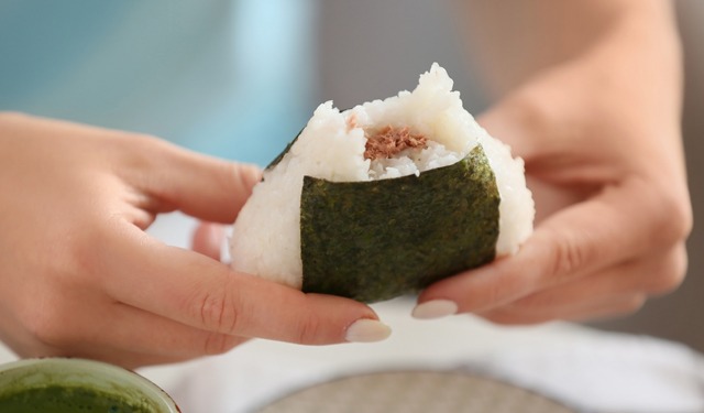 Onigiri: nuova tendenza che dà impulso al consumo di pesce