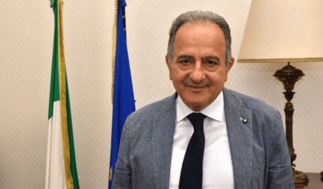 Enrico Caterino è il commissario per l'emergenza granchio blu