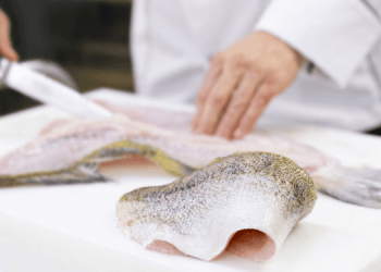 Lavorazione del pesce: la pulizia, la sfilettatura il recupero degli scarti