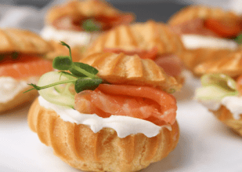 Salmone affumicato, il protagonista delle feste natalizie tra tradizione, gusto e tendenze di mercato