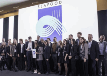 Salmone affumicato con formiche nere presentato al Seafood Excellence Awards 2025