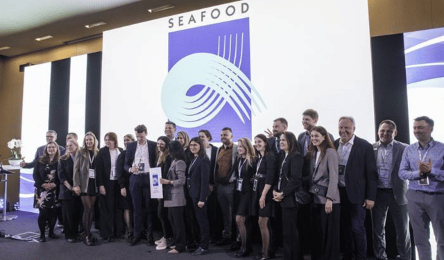 Salmone affumicato con formiche nere presentato al Seafood Excellence Awards 2025