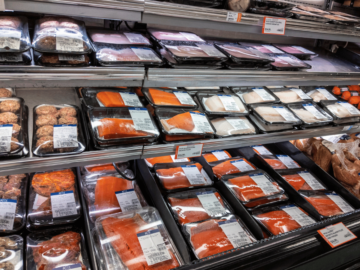Filetti di salmone confezionati al banco vendita