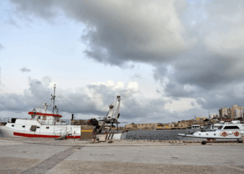 Peschereccio ormeggiato in porto durante il fermo pesca in Sicilia