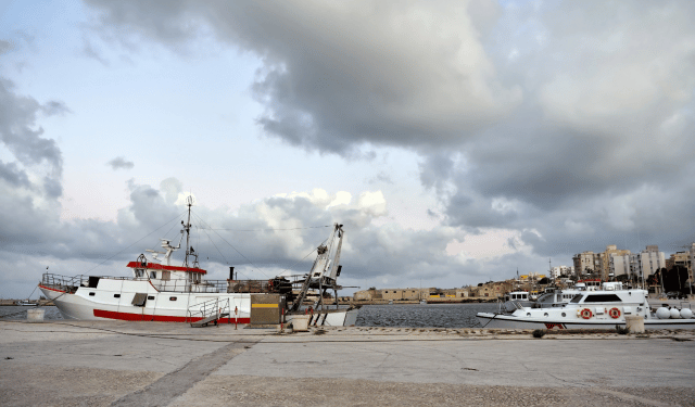 Peschereccio ormeggiato in porto durante il fermo pesca in Sicilia