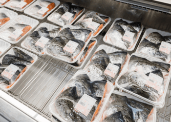 Confezioni di prodotti ittici esposte nel banco refrigerato di un supermercato