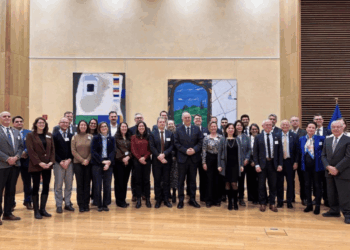 Foto di gruppo dei membri dell’European Ocean Board durante la riunione inaugurale a Bruxelles