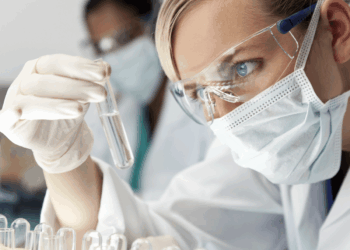 Ricercatrice analizza campioni in laboratorio per il monitoraggio del DNA ambientale marino