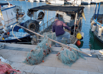 Peschereccio in porto con reti a bordo nel dibattito sulla Politica comune della pesca