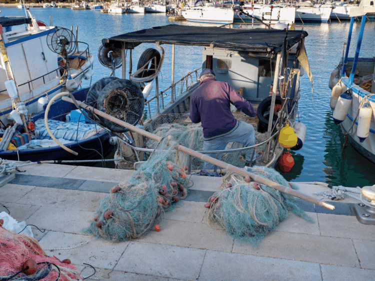 Peschereccio in porto con reti a bordo nel dibattito sulla Politica comune della pesca
