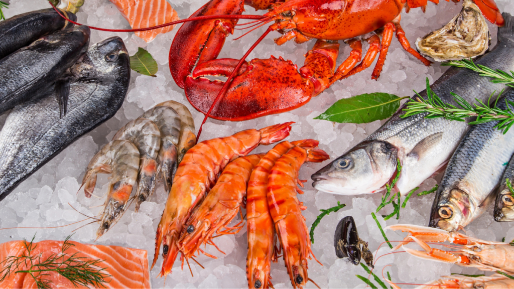 Assortimento di pesce, gamberi, cozze e calamari facili da cucinar