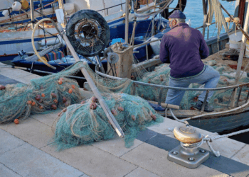 Pescherecci e reti da pesca in porto
