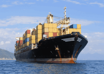 Nave cargo in porto europeo per il trasporto marittimo e la logistica del seafood