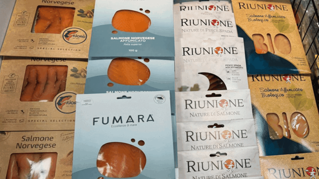 Packaging ittico in cartoncino nel banco frigo