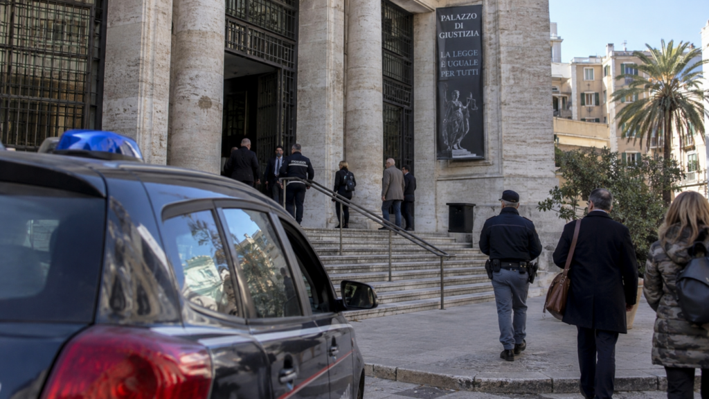 Immagine illustrativa di un palazzo di giustizia con presenza delle forze dell'ordine