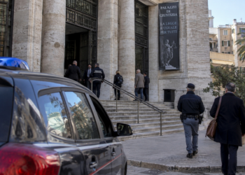 Immagine illustrativa di un palazzo di giustizia con presenza delle forze dell'ordine