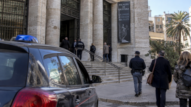 Immagine illustrativa di un palazzo di giustizia con presenza delle forze dell'ordine