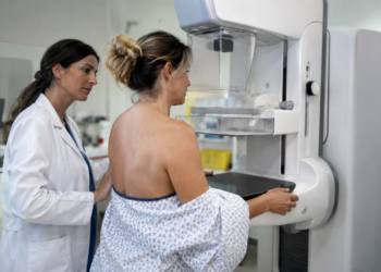 Immagine illustrativa di uno screening mammografico in ambiente sanitario