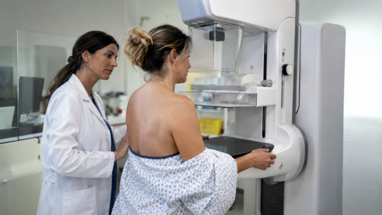 Immagine illustrativa di uno screening mammografico in ambiente sanitario