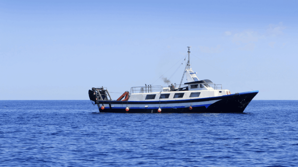 Peschereccio professionale in attività nel Mediterraneo