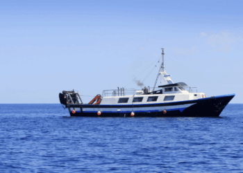 Peschereccio professionale in attività nel Mediterraneo