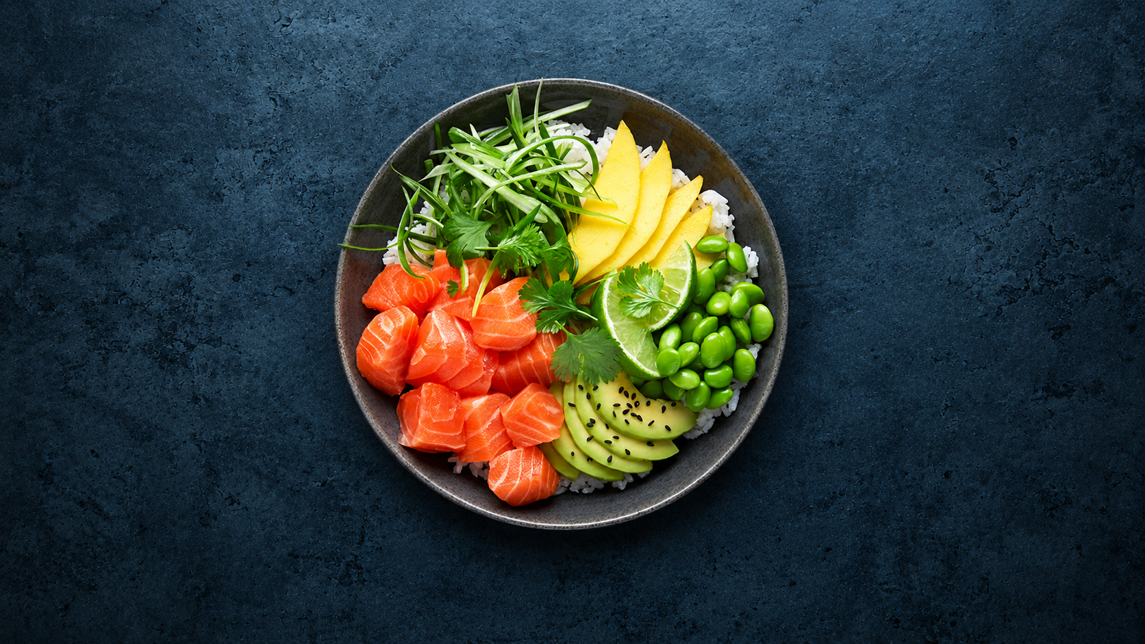 Poke bowl preparata con salmone, avocado ed edamame