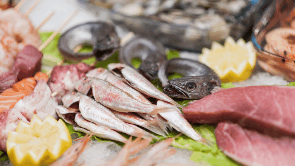 Banco ittico con diverse specie di pesce fresco