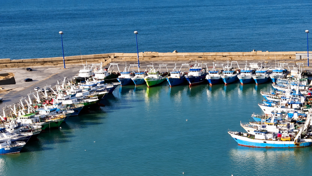 Pescherecci ormeggiati nel porto di Mazara del Vallo