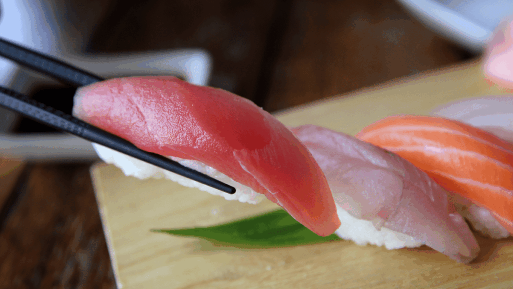 Assortimento di sushi con differenti varietà di pesce