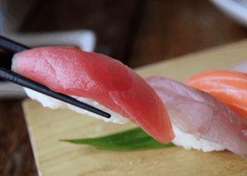 Assortimento di sushi con differenti varietà di pesce