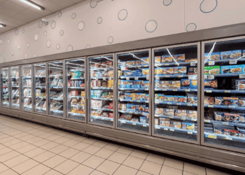 Consumatrice davanti allo scaffale dei prodotti ittici: sostenibilità, etichette e tracciabilità